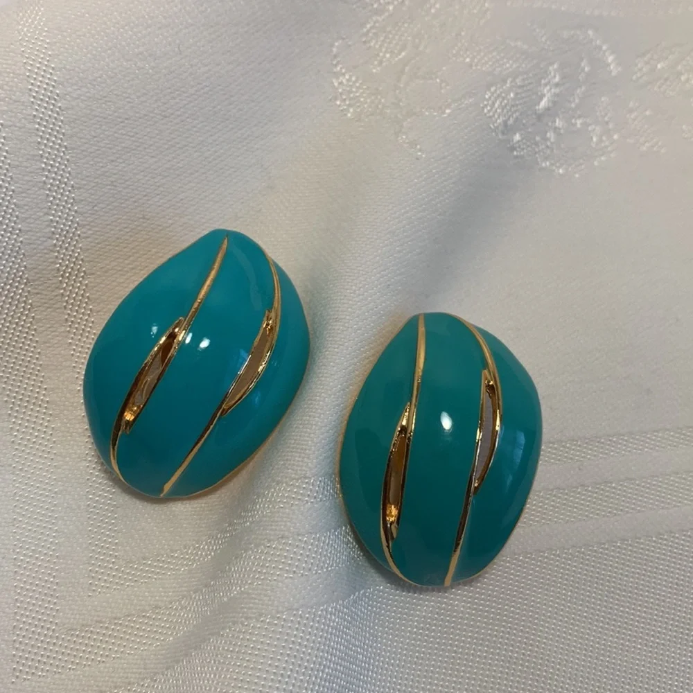 AVON Clip Earrings Enamel Turquoise Teal Gold Tone Swirl 1 1/2” Wavy Beachy EUC